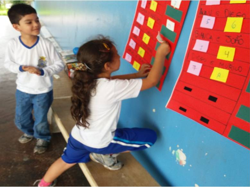 PIBID Foto de dois alunos realizando atividade matemática.jpg